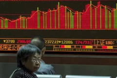Sắc đỏ tràn ngập sàn giao dịch chứng khoán Bắc Kinh ngày 28/7. (Nguồn: AFP/TTXVN)