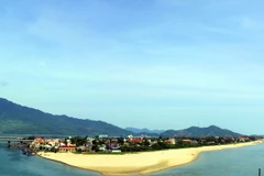 Vịnh Lăng Cô nhìn từ đèo Hải Vân. (Ảnh: Nhật Anh/TTXVN)