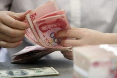 Kiểm tiền NDT tại ngân hàng ở Linyi, tỉnh Sơn Đông, miền Đông Trung Quốc ngày 11/8. (Nguồn: THX/TTXVN)