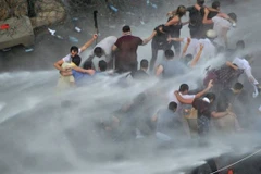 Dùng vòi rồng giải tán người biểu tình ở Liban. (Nguồn: bbc.com)