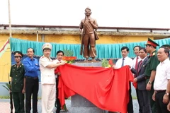 Quang cảnh lễ cắt băng khánh thành công trình Đài tưởng niệm anh hùng liệt sỹ Dương Văn Nội. (Ảnh: Nguyễn Chinh/TTXVN)