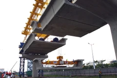 Lắp đặt dầm cầu đầu tiên của dự án xây dựng đường sắt đô thị số 1 - Thành phố Hồ Chí Minh. (Ảnh: Hoàng Hải/TTXVN)