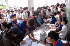 Thí sinh đến rút, nộp hồ sơ xét tuyển nguyện vọng 1 ở Trường Đại học Công Nghiệp Thành phố Hồ Chí Minh sáng 20/8. (Ảnh: Phương Vy/TTXVN)