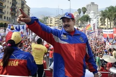 Tổng thống Venezuela Nicolas Maduro (phải) tại lễ míttinh nhân Ngày Quốc tế lao động của người dân ở thủ đô Caracas ngày 1/5. (Nguồn: AFP/TTXVN)