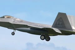 Máy bay F-22 Raptor bay tới căn cứ quân sự của Mỹ ở Okinawa (Nhật Bản) ngày 28/7/2012. (Nguồn: Kyodo/TTXVN)