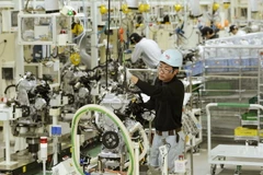 Công nhân làm việc trong nhà máy của Công ty Toyota Đông Nhật Bản ở Taiwa, Miyagi Prefecture (Nhật Bản). (Nguồn: KYODO/TTXVN)