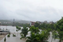 Mưa lớn khiến nước dâng cao tại hồ Công viên phường Quang Trung, thành phố Uông Bí. (Ảnh: Nguyễn Hoàng/TTXVN)
