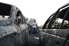 Những chiếc xe bị phá hủy sau vụ đánh bom ở Iraq ngày 15/8. (Nguồn: AFP/TTXVN)