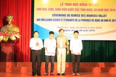 Trao học bổng Vallet cho học sinh đạt giải thưởng ở kỳ thi Olympic Quốc tế. (Ảnh: Tá Chuyên/TTXVN)