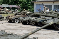Quân nhân Ukraine kiểm tra các xe tăng T-72 tại thành phố miền tây Lviv ngày 7/8. (Nguồn: AFP/TTXVN)