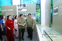 Các đại biểu tham quan phòng trưng bày hiện vật của Bảo tàng Công an Hà Nội. (Ảnh: Doãn Tấn/TTXVN)
