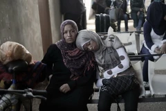 Người dân Palestine chờ qua cửa khẩu Rafah để vào Ai Cập ngày 17/8. (Nguồn: AFP/TTXVN)