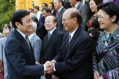 Chủ tịch nước Trương Tấn Sang với các cán bộ Ngoại giao tiêu biểu qua các thời kỳ. (Ảnh: Nguyễn Khang/TTXVN)