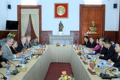 Chánh án Tòa án nhân dân Tối cao Trương Hòa Bình làm việc với Thẩm phán Tòa án Tối cao Hoa Kỳ Bader Ginsburg. (Ảnh: An Đăng/TTXVN)