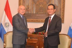 Ngoai trưởng Eladio Loizaga tiếp Đại sứ Nguyễn Đình Thao. (Ảnh: Diệu Hương/Vietnam+)