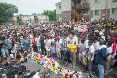 Người dân dự lễ tưởng niệm một năm thanh niên da màu Michael Brown bị cảnh sát bắn chết tại Ferguson, Missouri ngày 9/8. (Nguồn: AFP/TTXVN)