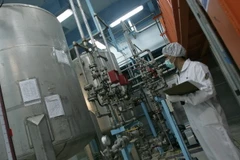 Kỹ thuật viên Iran làm việc tại cơ sở nghiên cứu hạt nhân Isfahan, cách thủ đô Tehran 420km về phía nam, ngày 3/2/2007. (Nguồn: AFP/TTXVN)