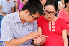 Mỗi cánh của loài cỏ bốn lá đều tượng trưng cho một thứ: cánh lá đầu tiên là sự trung thành, cánh lá thứ hai là hi vọng, cánh thứ ba dành cho tình yêu và cánh cuối cùng là sự may mắn. (Ảnh: Doãn Đức/Vietnam+)