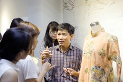 Với anh Giỏi, mỗi chiếc áo là một câu chuyện, vì thế khi thêu là chúng ta kể lại những câu chuyện đó cho muôn đời sau. (Ảnh: Doãn Đức/Vietnam+)