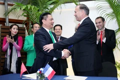 Đại diện nhà nhập khẩu Renault và tập đoàn Mai Linh cùng ký kết biên bản ghi nhớ. (Ảnh: Doãn Đức/Vietnam+)