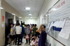 Các cư dân trong tòa nhà đã ngay lập tức sơ tán xuống tầng 1. (Ảnh: Doãn Đức/Vietnam+)