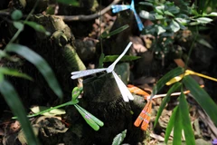 Tuy vất vả nhưng nhìn những sản phẩm có chất lượng tốt, được khách hàng hài lòng, những người thợ ở đây lại có động lực hơn để phát triển nghề thủ công này. (Ảnh: Doãn Đức/Vietnam+)