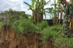 Khu vực đất thuộc Lữ đoàn 25 bị sạt lở xuống sông do nạn khai thác cát trái phép. (Ảnh: Sỹ Tuyên/TTXVN)