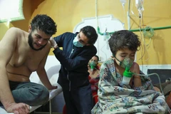 Điều trị cho người dân Syria nghi bị nhiễm khí độc trong vụ tấn công được cho là sử dụng vũ khí hóa học ở Đông Ghouta, Syria ngày 25/2. (Nguồn: AFP/ TTXVN)