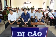 Các bị cáo tại phiên xét xử sơ thẩm. (Ảnh: Thanh Sang/TTXVN)