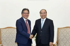 Thủ tướng Nguyễn Xuân Phúc tiếp ông Sri Idris Jala, Tổng giám đốc, kiêm Chủ tịch Hội đồng quản trị Cơ quan quản lý và đảm bảo hiệu quả Chính phủ Malaysia. (Ảnh: Thống Nhất/TTXVN)