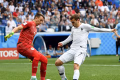 Thủ môn Fernando Muslera (trái) của Uruguay cản phá một pha bóng của Antoine Griezmann của Pháp trong trận đấu. (Nguồn: THX/TTXVN)