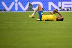 Vẻ mặt đau đớn của Neymar sau khi bị cầu thủ Mexico dẫm lên chân trong trận đấu giữa đội tuyển Brazil và Mexico. (Nguồn: THX/TTXVN)