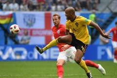 Harry Kane (trái) tranh bóng với Vincent Kompany của Bỉ. (Nguồn: THX/TTXVN)