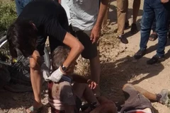 Một người đi xe đạp bị thương được điều trị tại hiện trường vụ việc chết người ở miền Nam Tajikistan. (Nguồn: rferl.org)