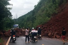 Sạt lở taluy khiến Quốc lộ 6 đoạn qua huyện Mộc Châu, Sơn La tắc trong nhiều giờ. (Ảnh: TTXVN phát)