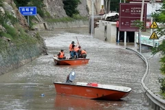 Lực lượng cứu hộ tìm kiếm nạn nhân và khắc phục hậu quả mưa lũ tại thị trấn Nanyu, huyện Zhouqu, phía Tây Bắc tỉnh Cam Túc. (Nguồn: THX/TTXVN)