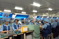 Công nhân sản xuất linh kiện điện tử tại Nhà máy Canon vốn đầu tư của Nhật Bản tại Khu Công nghiệp Phố Nối A. (Ảnh: Phạm Kiên/TTXVN)