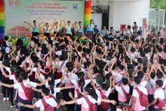 Thiếu nhi ba nước Việt Nam, Lào, Camphuchia tham gia chương trình sinh hoạt tập thể tại trại hè. (Ảnh: Xuân Dự/TTXVN)