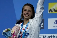 Nữ vận động viên bơi lội Mỹ Kathleen Baker tại một lễ trao giải ở Budapest, Hungary tháng 7/2017. (Nguồn: AFP/TTXVN)