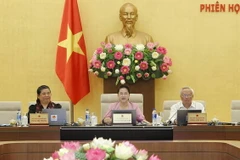 Chủ tịch Quốc hội Nguyễn Thị Kim Ngân (giữa) và các Phó Chủ tịch Quốc hội điều hành phiên họp. (Ảnh: Văn Điệp/TTXVN)