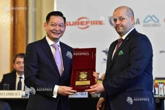 Đại sứ Việt Nam tại Romania Trần Thành Công nhận kỷ niệm chương nhân dịp thăm và làm việc với lãnh đạo Hạ viện Rumani. (Ảnh: CTV)