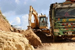 Huyện Sìn Hồ huy động số lượng máy móc và xe tải lớn thi công cả ngày đêm để thông đường nhanh nhất. (Ảnh: Công Tuyên/TTXVN)