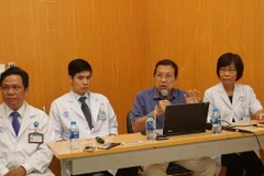 Êkíp tiến hành lấy tạng và phẫu thuật ghép tạng của Bệnh viện Chợ Rẫy. (Ảnh: Đinh Hằng/TTXVN)