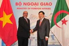 Phó Thủ tướng, Bộ trưởng Ngoại giao Phạm Bình Minh đón và hội đàm với Bộ trưởng Ngoại giao Algeria Abdelkader Messahel. (Ảnh: Nguyễn Khang/TTXVN)