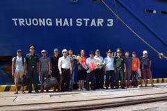 Các thuyền viên của tàu An Phú 868 được tàu Trường Hải Star 3 đưa về cảng Chu Lai an toàn. (Ảnh: TTXVN phát)