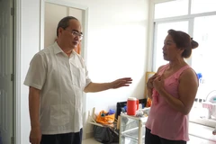 Bí thư Thành ủy Thành phố Hồ Chí Minh Nguyễn Thiện Nhân thăm hỏi người dân tại chung cư tái định cư phường Bình Khánh (quận 2). (Ảnh: Trần Xuân Tình/TTXVN)