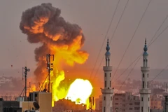 Khói lửa bốc lên sau cuộc ném bom của quân đội Israel tại Gaza. (Nguồn: AFP/TTXVN)