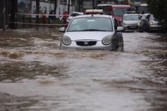 Ngập lụt tại khu vực ngã tư Tố Hữu-Lương Thế Vinh. (Ảnh: Lê Minh Sơn/TTXVN phát)