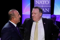 Ngoại trưởng Mỹ Mike Pompeo (phải) và người đồng cấp Thổ Nhĩ Kỳ Mevlut Cavusoglu tại cuộc gặp ở Brussels, Bỉ ngày 11/7. (Nguồn: AFP/TTXVN)