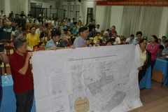 Cử tri quận 2 trình bày bản Sơ đồ điều chỉnh quy hoạch các khu vực không bán nhà thuộc quyền sở hữu nhà nước trên địa bàn quận 2 ngày 15/1/1998. (Ảnh: Tiến Lực/TTXVN)
